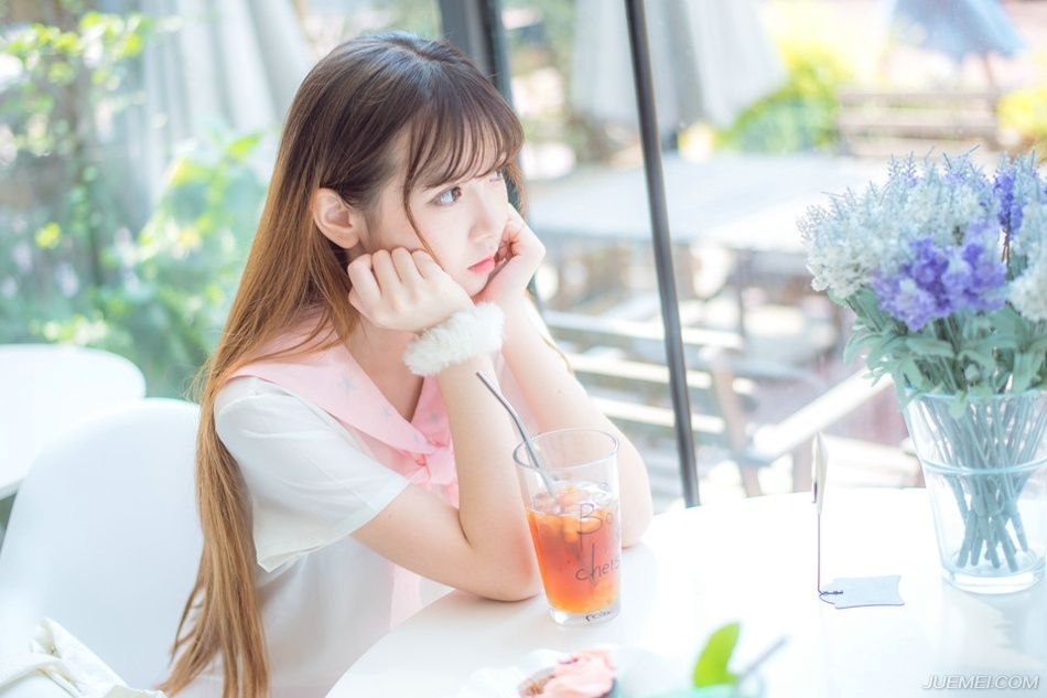 电话里，她哭着说：“亲爱的，我…我怀孕了…三个月了，不过你放心，不是你的，不用你负责。